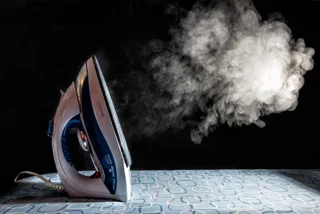 ۵ اشتباه رایج که باعث سوختن اتو بخار می‌شود